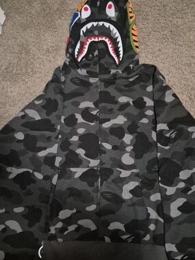 Shark Face Hooded Camo Zip-Up Hoodie in Black & Gray M